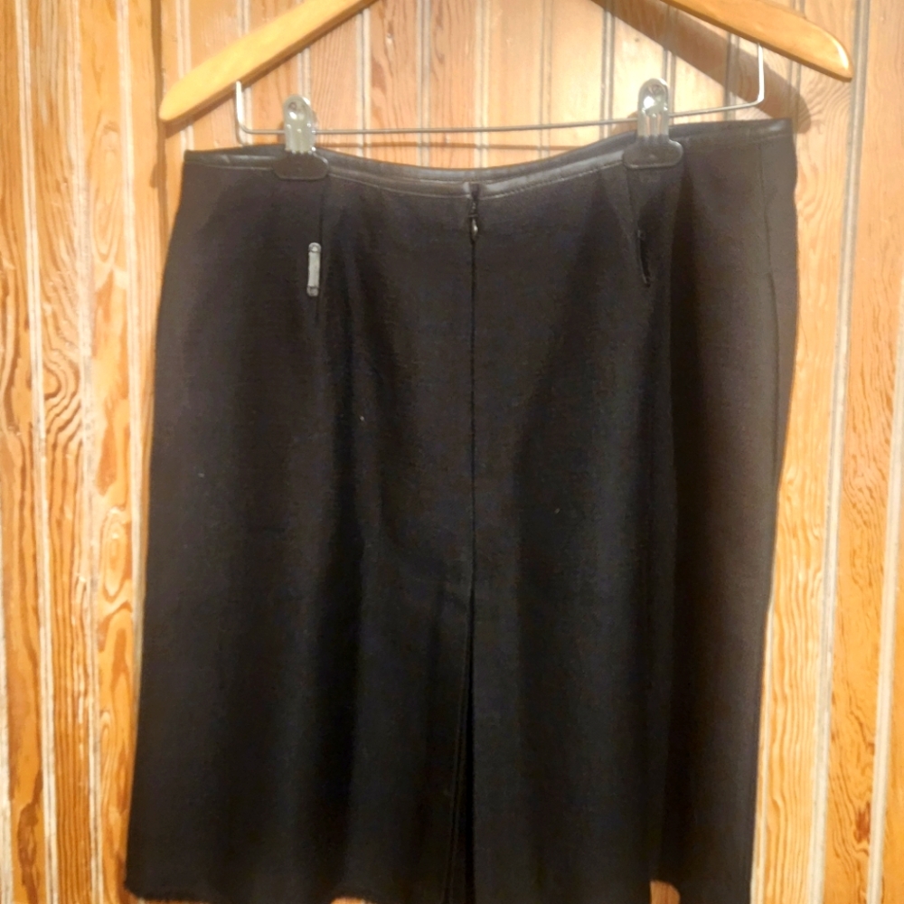 Wool black skirt - Picture 2 of 2